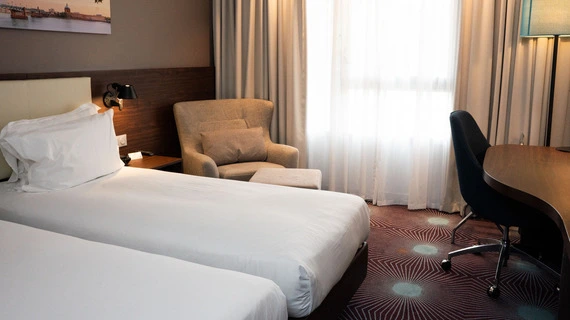 deux lits simples séparés dans la chambre twin standard à l’OSKO Hôtel Toulouse-Blagnac