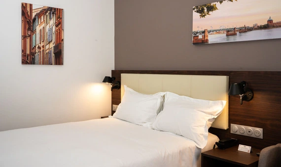 grand lit double de la chambre premium à l’OSKO Hôtel Toulouse-Blagnac