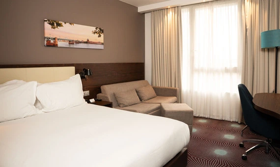 canapé-lit fermé dans la chambre double standard de l’OSKO Hôtel Toulouse-Blagnac