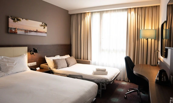canapé-lit ouvert dans la chambre double standard de l’OSKO Hôtel Toulouse-Blagnac