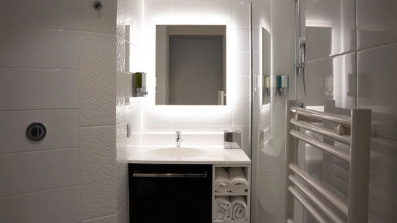 douche moderne dans une chambre de l’OSKO Hôtel à Toulouse-Blagnac