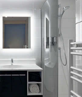 douche confortable et spacieuse dans une chambre de l’OSKO Hôtel Toulouse-Blagnac