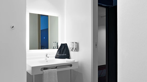 grande douche moderne dans une chambre de l’OSKO Hôtel Toulouse-Blagnac