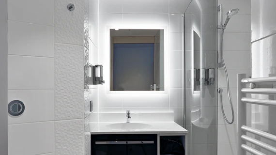 grande douche moderne dans la salle de bain de la chambre double premium à l’OSKO Hôtel Toulouse-Blagnac