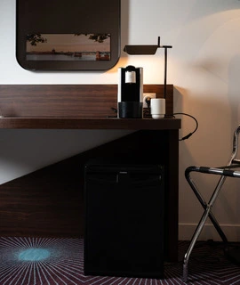 machine à café et mini-réfrigérateur dans la chambre double premium de l’OSKO Hôtel