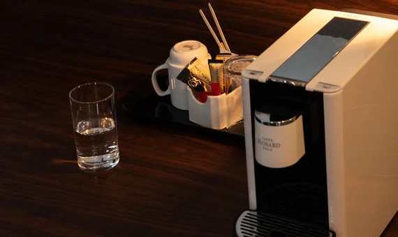 machine à café et snacks dans la chambre double premium à l’OSKO Hôtel Toulouse-Blagnac