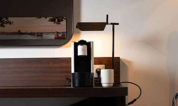 machine à café et plateau de courtoisie dans la chambre double premium à l’OSKO Hôtel Toulouse-Blagnac