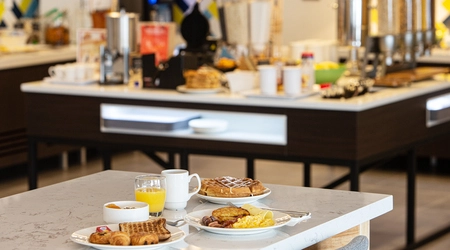 Petit-déjeuner produits locaux – OSKO Hôtel Toulouse-Blagnac petit-déjeuner buffet avec produits frais et locaux à l’OSKO Hôtel près de l’aéroport de Toulouse