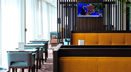 Bar lounge convivial pour patienter entre deux vols à l’OSKO Hôtel