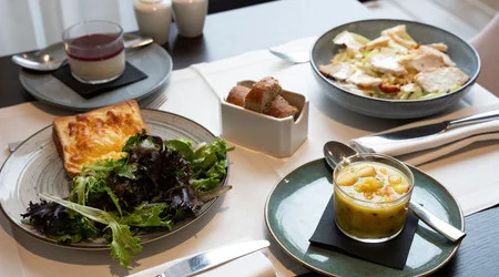 Snack salé 24h/24 – OSKO Hôtel Toulouse-Blagnac croque-monsieur chaud avec salade servie en snack 24h sur 24 à l’OSKO Hôtel Toulouse-Blagnac