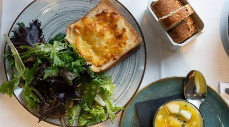 Snack santé et gourmand – OSKO Hôtel Toulouse-Blagnac snack santé avec salade et légumes frais à l’OSKO Hôtel proche de l’aéroport Toulouse-Blagnac